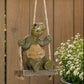 ⏰ 50 % RABATT – Nur für kurze Zeit 🐢 Gartenfigur Schildkröte auf Schaukel 🌿 Deko aus Kunstharz für Garten, Terrasse & Balkon